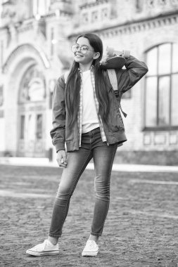 Kaykay tahtasıyla numaralar yapıyor. Mutlu çocuğun elinde peni tahtası var. Küçük kaykaycı dışarıda gülümser. Ulaşım. Eğlence amaçlı aktivite. Aksiyon sporu. Seyahat ve macera. Güzel günlerin devam etmesi için.