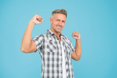 - Harika. Kazanan jestli mutlu adam. Mavi arka planda olgun bir adam. Gülen suratında kılları olan bir sporcu. Zafer ve başarı. Güç ve enerji. Şanslı adamsın. Mutlu bir hayat. Esniyorum.