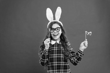 Akıllı tavşancık. Göz giysisi takımları. Küçük sevimli tavşancık. Eğleniyorum. Öğrenci kız tavşan kulakları. Yumurta avındaki Paskalya tavşanlı kız. Parti ve sosyal etkinlik. Aile tatili. Geleneksel parti aktiviteleri