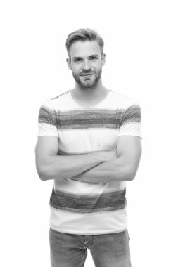 Tıraşsız yüzlü sıradan bir adam, beyaz arka planda yalıtılmış kıllı ve bakımlı saçları var, erkek modasında.