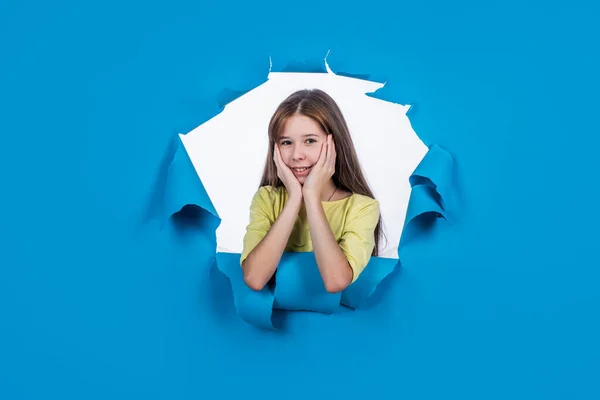 Niña que tiene el pelo liso saludable y sonrisa agradable, espacio de copia, belleza — Foto de Stock