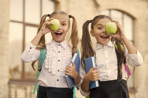 Это великолепно. Обед на школьном перерыве. счастливые дети в форме. изучение предмета вместе. современное образование для девочек. чтение книг. концепция дружбы. маленький ученик с блокнотом и яблоком