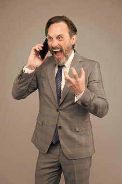 Haberler kötü. Kızgın CEO meslektaşına bağırıyor. Ofis ceketli CEO akıllı telefondan konuşuyor. Yetişkin iş adamı cevap verir. Resmi takım elbiseli profesyonel iş adamı. kendine güvenen erkek cep telefonu kullanıyor