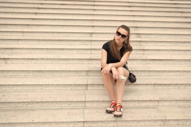 Zorluğun üstesinden gel. Güzel kadın merdivenlerde oturur. Yüksek tutku seviyesi. Kişisel hırs. Motivasyon ve kararlılık. Gelecekteki başarı. Başarılı bir yaşam tarzı. Bu onun tutkusu.