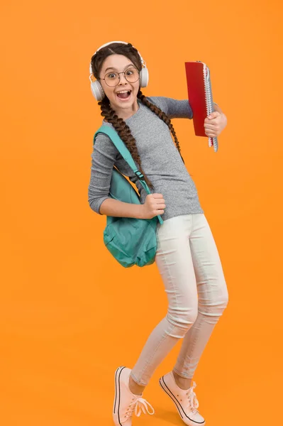 Su vibrazioni felici. Ragazzo felice che torna a scuola. Buona infanzia. Ora di scuola. Giornata internazionale dei bambini. Per sempre e sempre più cool ragazza felice — Foto Stock