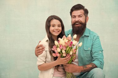 Lale buketi. Aile, kız ve baba portresi. Baba ve küçük kız baharın tadını çıkarıyorlar. 8 Mart 'ta mutlu kadınlar günü. Onun için doğum günü sürprizi. Babalar Günü konsepti. Aile bağı kurma zamanı