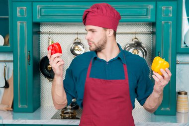 Tanıdık olmayan sebzeleri seç. Daha az tanıdık malzemelerle çalış. Malzemeleri kullanarak çok sık yemek yapmazsınız. Belirli şeyleri düşünürsünüz. Kokuları ve diğer tatları aşina olduğunuz yemeklerde karıştırırsınız.