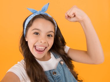 - Yaptım. Küçük mutlu kız sarı arka planda kaslarını esnetiyor. Kız gücü. Dünyaya kızlar hükmediyor. Gelecek kadınlarındır. Feminizm. Kızları güçlendirmek. Başarılı olmak için motivasyon. Başarı için motive ol.