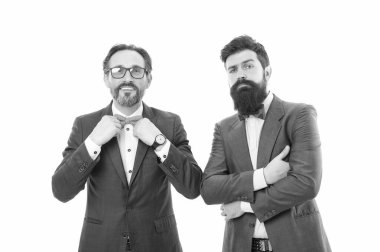 Birlikte çalışmak. Resmi takım elbiseli sakallı iş adamları. Beyazlar üzerinde patron ortaklığı. Olgun erkeklerin kendi işleri vardır. İşbirliği ve takım çalışması. İş toplantısı. Takım başarısı. Birlikte çalışmak güzel.