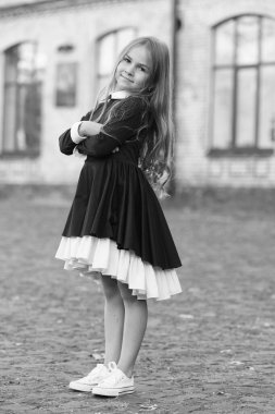 Tarz duygusunu geliştiriyor. Küçük çocuk dışarıda üniforma giyiyor. Okul tarzına geri dön. Giyin, bak. Kıyafet kuralı. Moda tarzı okul kıyafeti. İlkokul eğitimi. 1 Eylül. Havalı ve şık görünüyorsun.