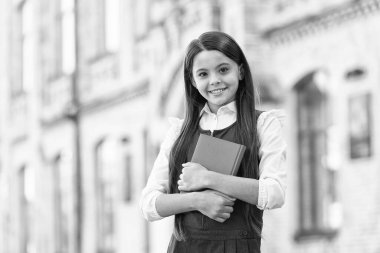 Bilgi için oku ve nasıl yapılacağını bil. Mutlu çocuk kitabı dışarıda tutuyor. Okul kütüphanesi. Gayri resmi eğitim. Okuma dersi. Okumayı öğreniyorum. Ev ödevi. Edebiyat ve dil. Okuma ihtiyacı hisset.