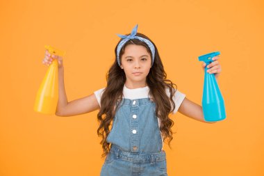 Çabuk temizle. Kolay yöntem. Ev işleri işte. Etrafı temizleyen tatlı kız. Hassas cildini koru. Evde temizlik yapan çocuk. Temizlik konusunda ihtiyatlı. Toz silmek için sis püskürtücü. Kız temizliğe hazır.