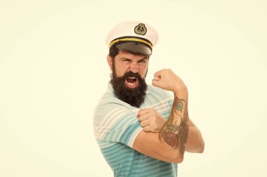 Güçlü kaslar. Denizci ruhu. Sakallı denizci beyazda izole edilmiş. Uzun sakallı ve bıyıklı denizci ya da denizci. Denizci olarak çalış. Profesyonel bahriyeli. Donanma ve Deniz Kuvvetleri. Deniz maceraları konsepti