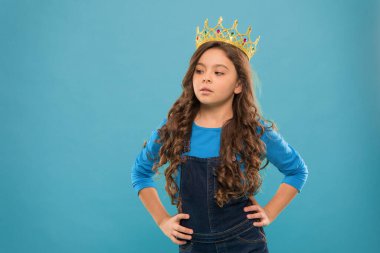 Kraliçe tacındaki küçük kız. Kendini büyük patron gibi hissediyor. Egoist olmak. Gerçek şampiyon için ödül. Küçük prenses. Bencil çocuk uzun kıvırcık saçlı. Lüks ve başarı. Motivasyonunu bul. Boşluğu kopyala