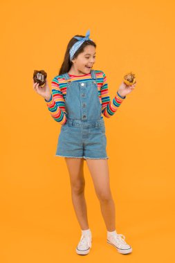 Pişirme ve insanların konsepti. Lezzetli ve lezzetli kekler. Çok fazla kalori. diyete önem ver. Doğum günü pastasını seç. Ev yapımı keki olan küçük bir kız. sağlıklı yemek pişirme