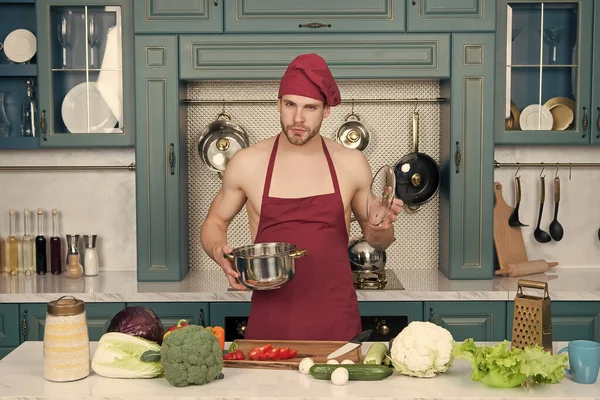 La nonviolenza inizia con la tua dieta. Cucinare verdure. Vegetarismo per la pace. Sapori della natura. All'uomo barbuto piace il cibo naturale. Attraente chef preparare verdure per cucinare. Cucinare cibo sano — Foto Stock