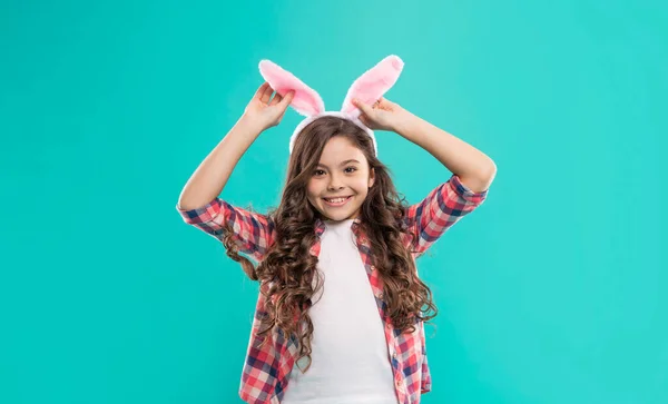 Komik tavşan. Mutlu Paskalyalar. Tavşan kulaklı komik çocuk. Genç kız tavşan kostümü giyiyor.. — Stok fotoğraf