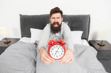 Sabah erken uyanma sorunu. Çalar saati getir. Yine uyuyakalmışsın. Erken kalkmak için bahşiş. Yatağında çalar saat olan sakallı, uykulu yüz yatağı. Ne korkunç bir ses. Kapat şu zili.