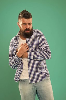 Miyokard enfarktüsünün belirtileri. Kalp ağrısı ve göğüs ağrısı. Sağlık hizmetleri. Kalp hastalığını önlüyor. Oh kalbim. Sakallı adam kalp ağrısından muzdarip. Hippi elini kalbe koy. Kalp ve damar sağlığı