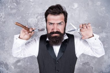 Sakallı, yakışıklı, vahşi bir berber. Berber dükkanı, retro tıraş bıçağı, makas, kuaför..