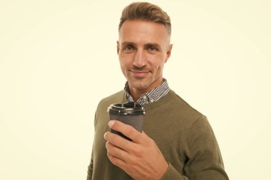 Kahve her şeyi mümkün kılıyor. Yakışıklı adam kahveyi beyaz üzerine izole etmiş. Mutlu adam kahve içmeyi seviyor. Sıcak fincan. Paket kahve. Yeni bir sabah.