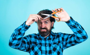 Uzun sakallı, uzun sakallı, makaslı, kuaförlü vahşi bir adam.