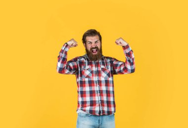 Modaya uygun saç stili olan mutlu, şık sakallı adam. Kareli gömlek, mutluluk.