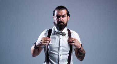 Pantolon askılı sakallı adam. Vahşi adam papyon takıyor. Zarif erkek modası. Resmi giyinmiş yakışıklı bir hippi. Partiye katılan. Berber dükkanı. Olgun bir berber.