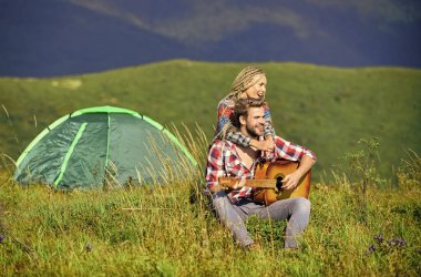 Temiz hava ve saf duygular. Yaz tatili. Kamp tatili. Romantizm yürüyüşü. Dağlarda kamp yapmak. Birbirine aşık çiftler, mutlu, rahatlatıcı doğa geçmişi. Kız arkadaşının gitarı kamp çadırına yakın.