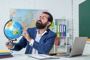 Top Globe Kitabevi Olarak Eğitim Aracı Olan Öğretmen, Okul Eğitimi