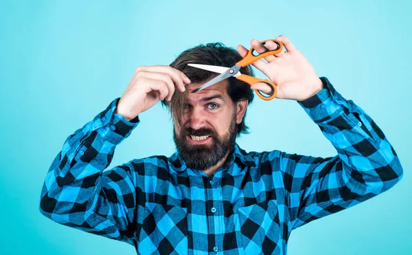 Uzun sakallı, uzun sakallı, makaslı, kuaförlü vahşi bir adam.