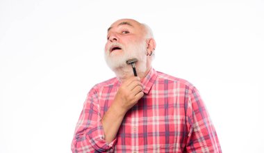 Büyüyen sakal. Berber dükkanı konsepti. Sakallı yakışıklı berber dikkatli bir şekilde sakal tıraşı yapar. Berber antika ekipmanları. Berber salonu. Keskin bir bıçak. Pürüzsüz, temiz ten. Sakal tıraşı.