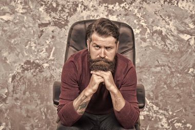 Neden bu kadar ciddisin? Kafkasyalı adam düşünceli görünüyor. Beyaz suratlı, sakalsız, sakalsız bir adam. Kafkasyalı hippi sandalyede oturur. Beyaz Avrupalı adam gündelik tarzda giyiniyor, klasik filtre.