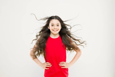 Mükemmel bukleler. Kıvırcık saçlı şirin bir çocuk. Küçük kızın uzun saçları var. Genç manken. Farkı keşfet. Kıvırcık saç stili. Kuaför tavsiyesi. Uzun, sağlıklı, parlak saçları olan kız.