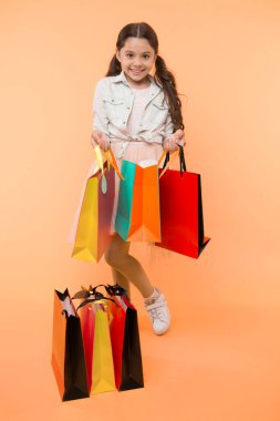 Paket ve kız. Renkli paketli bir kız. Bir kızın alışveriş paketi. Paketli kız. Biraz alışveriş kolik..