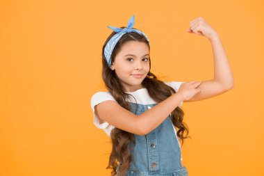 Şirin küçük çocuk moda kızı. Moda aksesuarları. Güç. Güçlü bebek. Moda modası. Yaz tatili. Uzun kıvırcık saçlı kız bandana düğümü. Küçük moda düşkünü. Mutlu bir çocukluk. Modern gençlik kıyafetleri