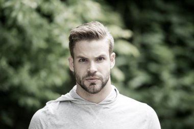 Sakallı, sakallı, sakalsız, doğal manzaralı bir maço. Temiz hava alan sakallı adam. Bir dakika ara veriyorum. Havalı bir şekilde. Sportif yakışıklı.