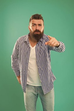 Seni hatırlıyorum. Dikkat! Sıradan gömlekli ciddi bir adam kamerayı parmağıyla işaret ediyor. İyi giyimli bir hippi kameraya bakıyor. Bıyıklı ve uzun sakallı hippi. İşaret parmağı gösteriliyor