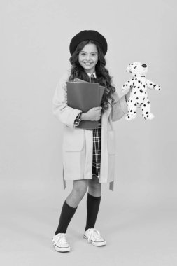 Mutlu çocuk köpek oyuncağı ve defterler, çocukluk