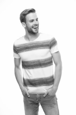 Tıraşsız, tüylü yakışıklı bir adam. Erkek yaz modası. Mutlu adam saçlarını beyaza sarmış. İnsani duygular. Havalı saç stili olan seksi çocuk gömlek giyiyor.