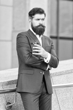 Ekleyeceğin tek şey burası. Günaydın kahve. İçkiyi kaldır. Kendine güvenen bir iş adamı. Sakallı iş adamı gitmek için kahve içer. Ofisteki resmi adam kağıt bardaktan kahve içiyor.