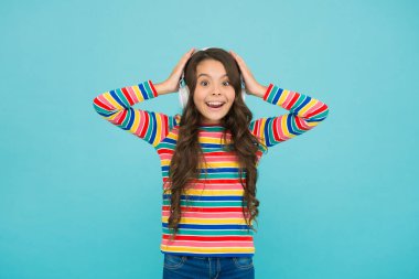 Dans müziği. Kafasının içinde parti var. Modern müzik hizmetleri. Eğlence başvurusu. Albümün en sevdiği sanatçı. Mutlu küçük kız müzik dinliyor. Küçük çocuk kulaklıkla çalan şarkının keyfini çıkar.