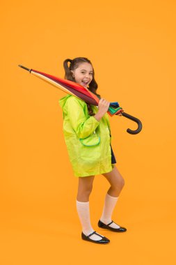 Sonbahar havası. Tamamen hazırım. Şemsiyeli kız öğrenci su geçirmez yağmurluk giyiyor. Sonbahar yağmuru. Okula gidiyorum. Suya dayanıklı kıyafetler. Korunan konsept. Yağmura dayanıklı kıyafetler. Sonbahar aksesuarı