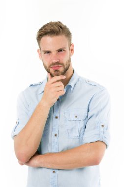 Çözüme yakın. Ciddi yüzü olan beyaz arka plan düşünen bir adam. Düşünceli adam çenesine dokunuyor. Düşünceli ruh hali konsepti. Sakallı bir adam. Çözümü düşün. Çözmeyi düşün.