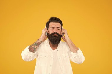 Gerçek zevk ve ilham. Sakallı, olgun bir hippi. Kulaklıklı şık bir DJ. Modern eğitim çevrimiçi. Karizmatik disk jokeyi. Müzik dinleyen bir adam. Kulaklıklı sakallı adam müzik dinliyor.