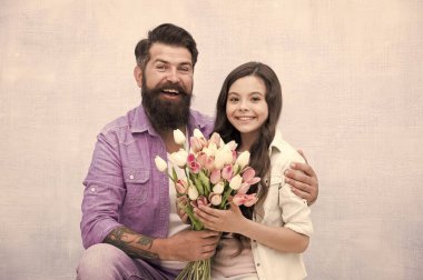 Doğum günü kutlaması. Erkek lale buketi. Babam laleleri veriyor. Çiçekli babam. Uluslararası Kadınlar Günü. Çiçekçi. Aile geleneği. Tüm hazinelere değer. Kızınız için yumuşak laleler