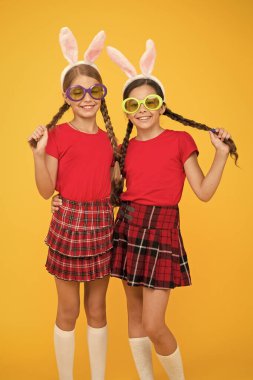 Arkadaşlık kavramı. Yumurtalı komik kızlar. Aile Paskalya için hazırlanıyor. Çocuklar eğleniyor. Kardeşler Paskalyayı kutlar. En iyi yumurta avı. Tavşanlı Paskalya yumurtası avında çocuklar. Mutlu Paskalyalar