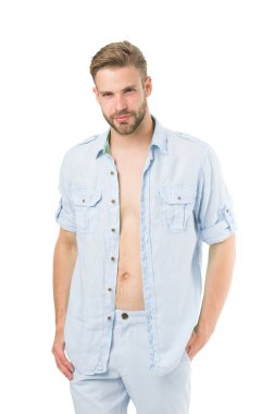 Rahat bir tarz. Taze gömlek konsepti. Tarz ilhamı ve tavsiye. Sıradan bir kıyafet. Tarzına güveniyor. Hangi erkek ilk buluşmayı giymeli? Sakallı maço, randevu için kıyafet hazırla.