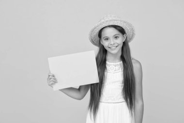 Hadi eğlenelim. Hasır şapkalı gülümseyen çocuk. Küçük çocuk plaj aktivitesi ilanı veriyor. Mutlu çocukluk. Yaz tatili ve tatil. Çocuk sezonluk moda satışları. Dertsiz güzellik kâğıdı sayfası. Boşluğu kopyala