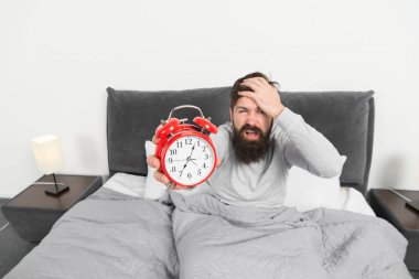 Kapat şu zili. Sabah erken uyanma sorunu. Çalar saati getir. Yine uyuyakalmışsın. Erken kalkmak için bahşiş. Yatağında çalar saat olan sakallı, uykulu yüz yatağı. Ne korkunç bir ses.